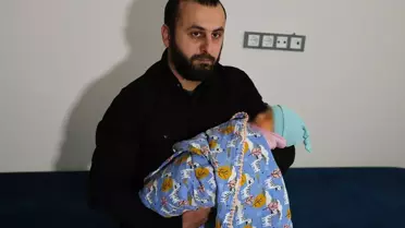 Hastane girişinde bekleyen aile