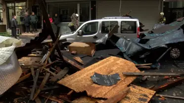 Fırtına sonrası İstanbul sokaklarındaki su birikintileri ve hasarlı yollar