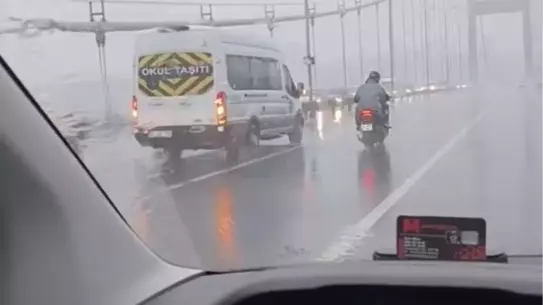 Fırtınada köprüde motosiklet ve araçlar