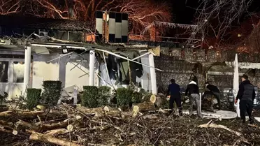 Bornova’da Şiddetli Rüzgar Ağaçları Yere Döktü, Araç ve İşletmeye Zarar Verdi