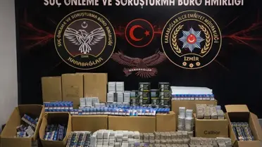 Operasyon sırasında ele geçirilen makaron ve uyuşturucu paketleri