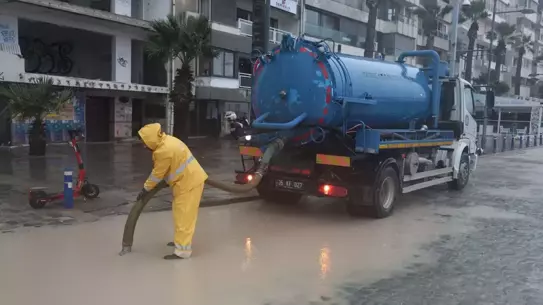 Rüzgâr nedeniyle devrilen ağaç ve zarar gören araçlar