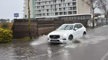 İzmir'de Şiddetli Sağanak Yağış Trafiği Zorladı