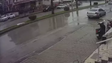 Kaza sonrası hasarlı araçların ve kamyonetin fotoğrafı