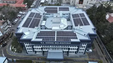 Niğde Belediyesi çatısındaki GES'in detaylı görüntüsü