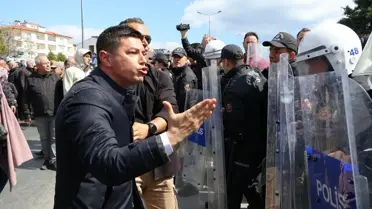 Mahkeme salonunda savcı ve polis