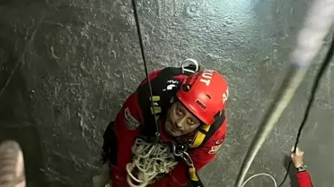 AKUT ekiplerinin köpeği çukurdan çıkardığı an