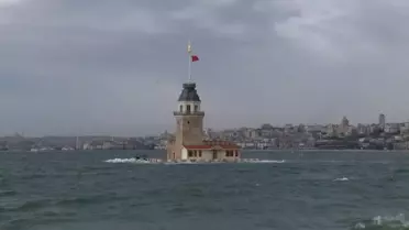 Üsküdar Salacak sahilinde yüksek dalgalar ve kıyı erozyonu