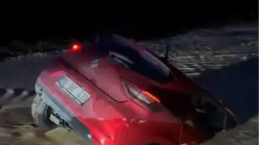 Çamura saplanan otomobilin fotoğrafı