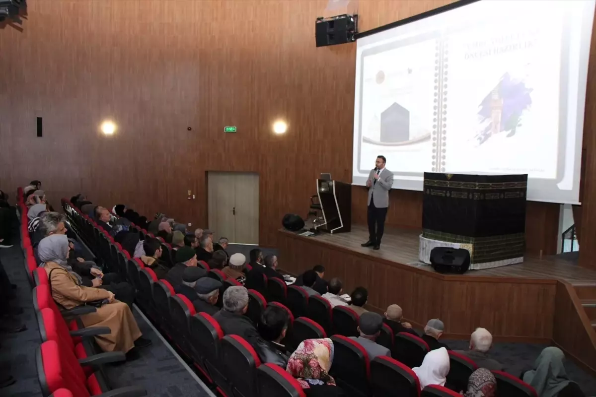 Amasya İl Müftülüğü’nden Umre Yolcularına Özel Bilgilendirme ve Rehber Materyal Dağıtımı