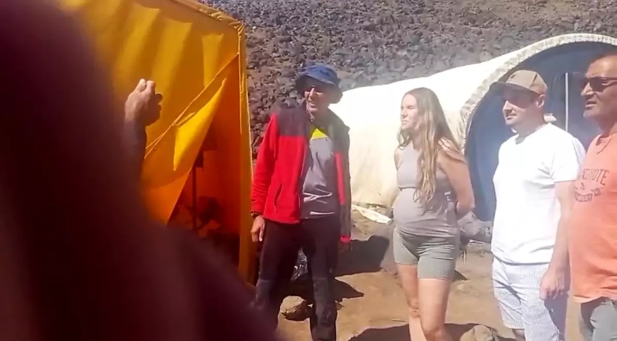 7 Aylık Hamile Turist, Rehber Eşliğinde Ağrı Dağı'na Tırmanıyor