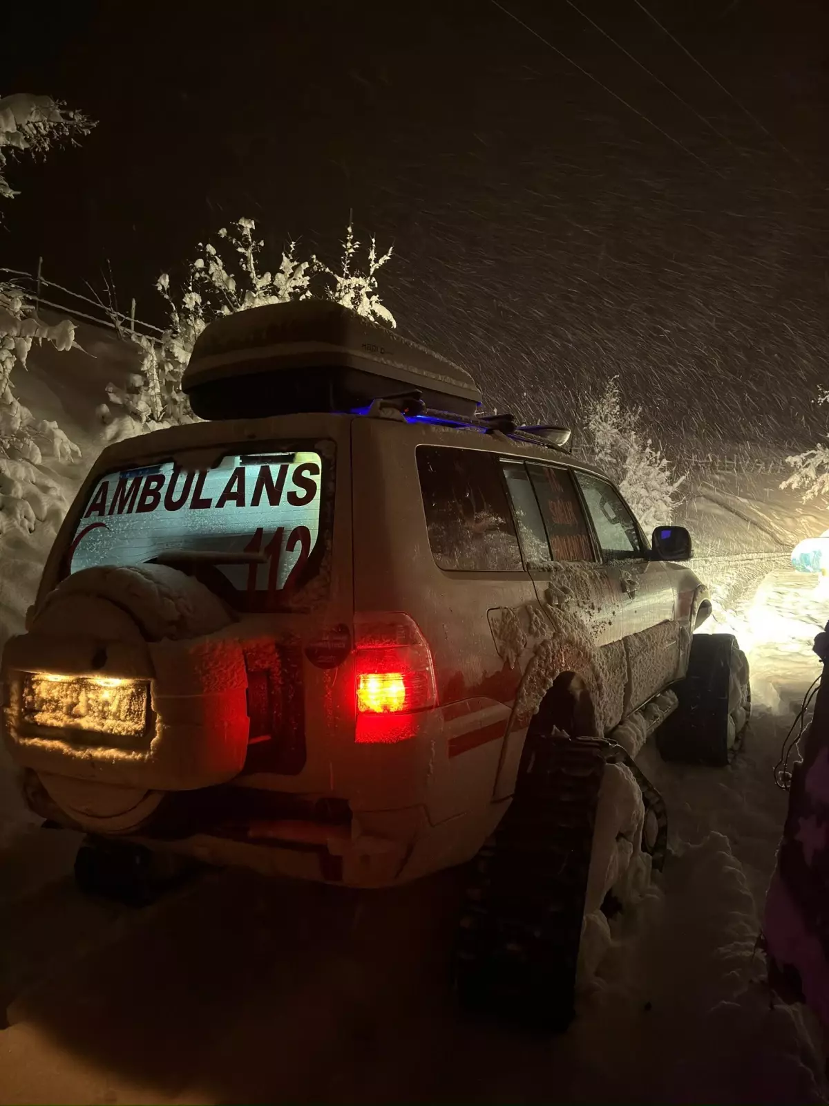 Amasya’da Kar Yağışı Altında Paletli Ambulansla Tansiyon Hastası Hastaneye Ulaştırıldı