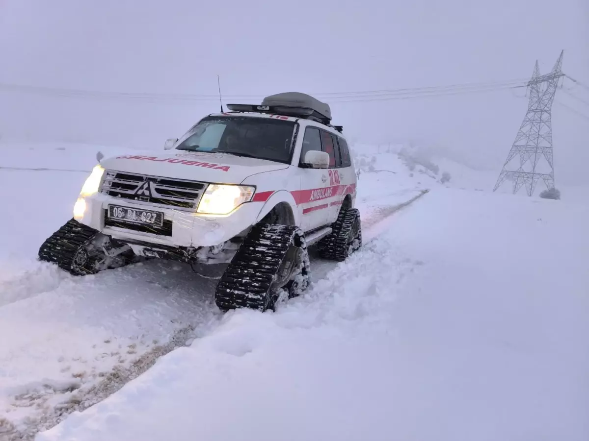 Taşova’da Karla Kaplı Köyde 71 Yaşındaki Adam Düşerek Başını Yaraladı