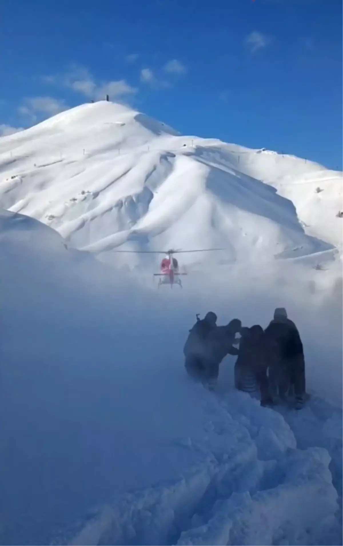 Şemdinli’de Kar Engelini Aştı: Hamile Kadın Helikopterle Hastaneye Götürüldü
