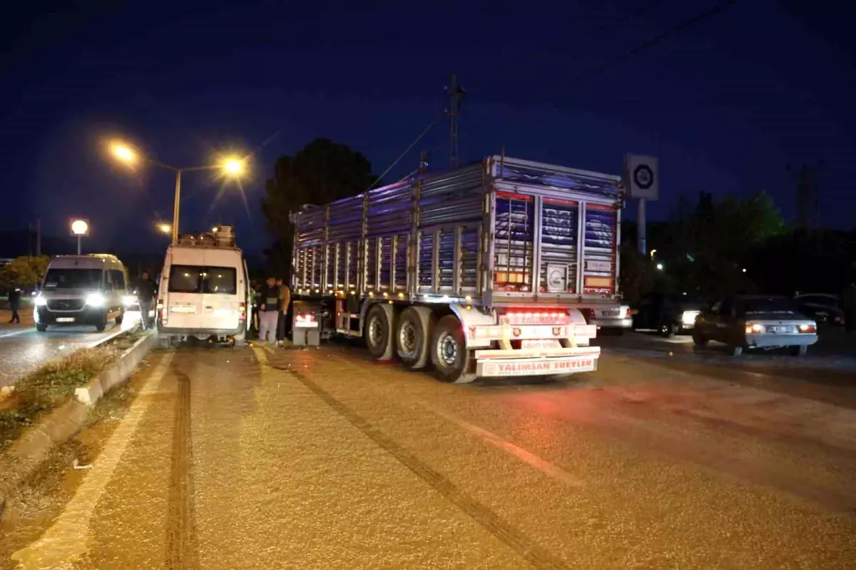 Adana Kozan’da Tır, Narenciye İşçilerini Taşıyan Minibüse Çarptı: 2 Tarım İşçisi Hafif Yaralandı