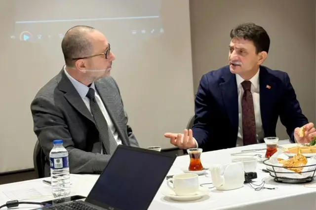 Restoran hijyen kontrolü sırasında denetçi