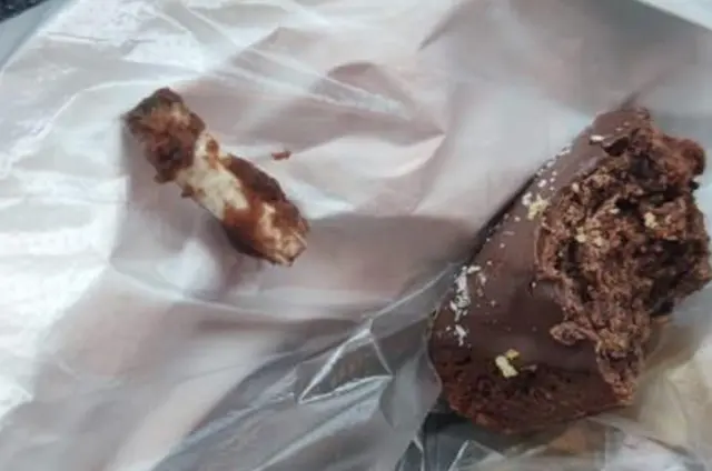 Kurabiyenin içindeki sigara izmariti