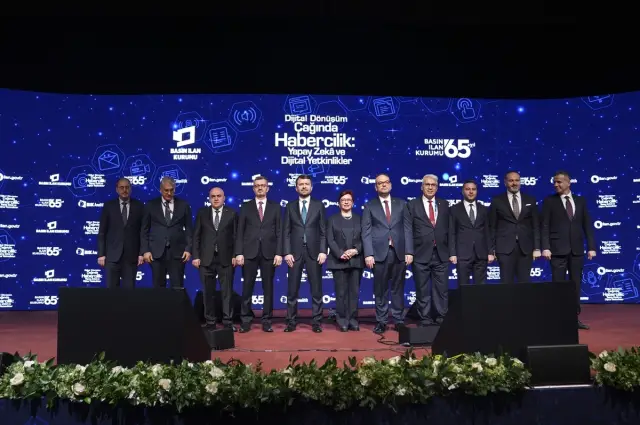 Panelde konuşma yapan Burhanettin Duran