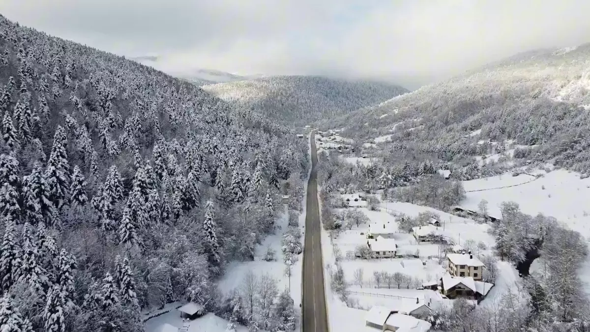 Abant Gölü'nde Kışın Büyüleyici Beyaz Manzaralar Drone Kamerasıyla Görüldü