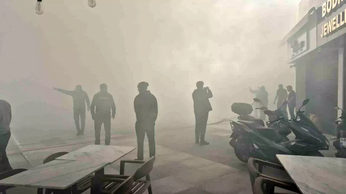 Bodrum'da LC Waikiki Geri Dönüşüm Deposunda Çıkan Yangın Şehrin Sokaklarını Dumanla Kapladı