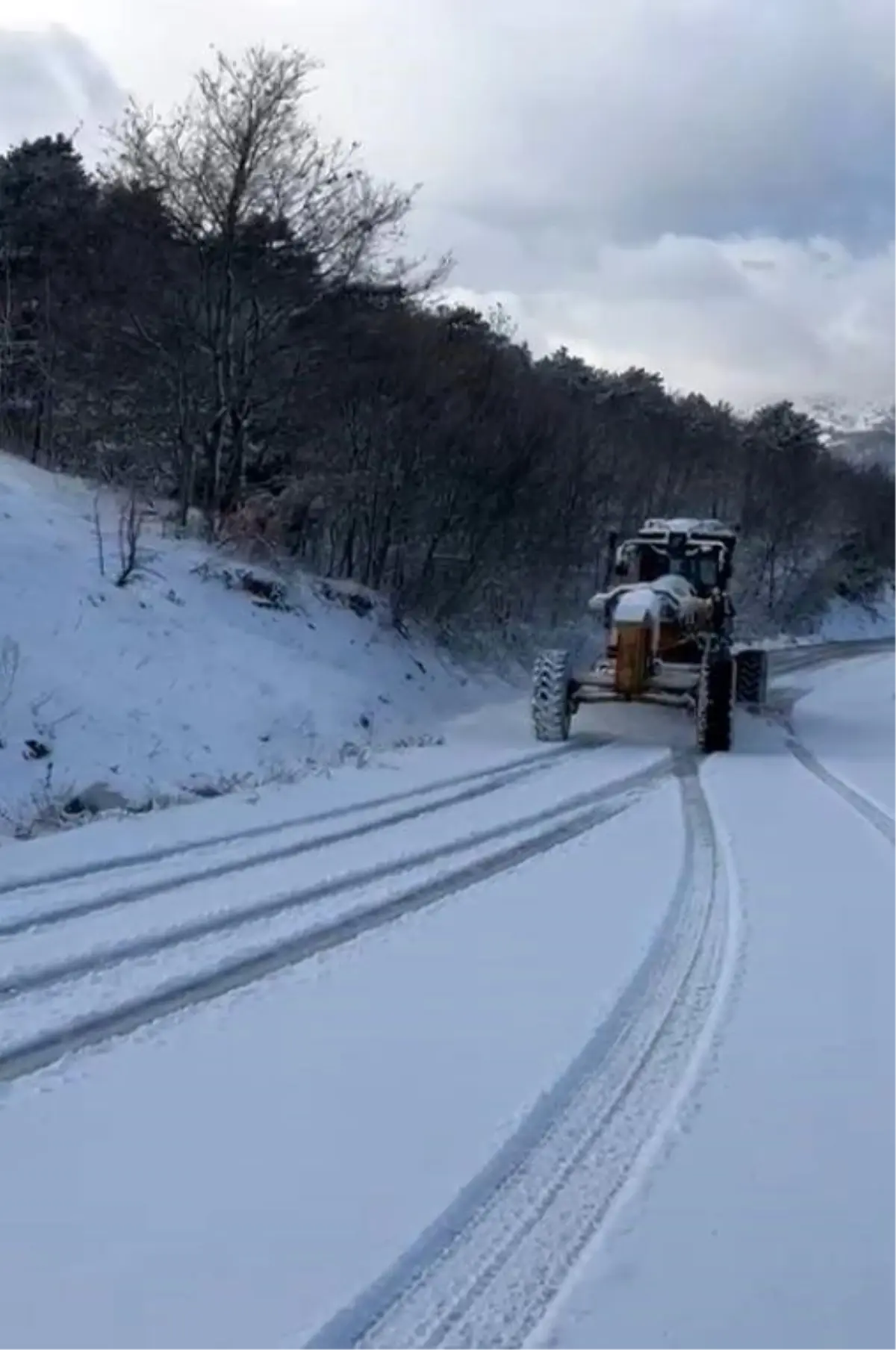 Bursa Büyükşehir Belediyesi Kar Yağışına Karşı 42 İş Makinesi ve 29 Tuzlama Aracıyla Hızlı Müdahale Etti