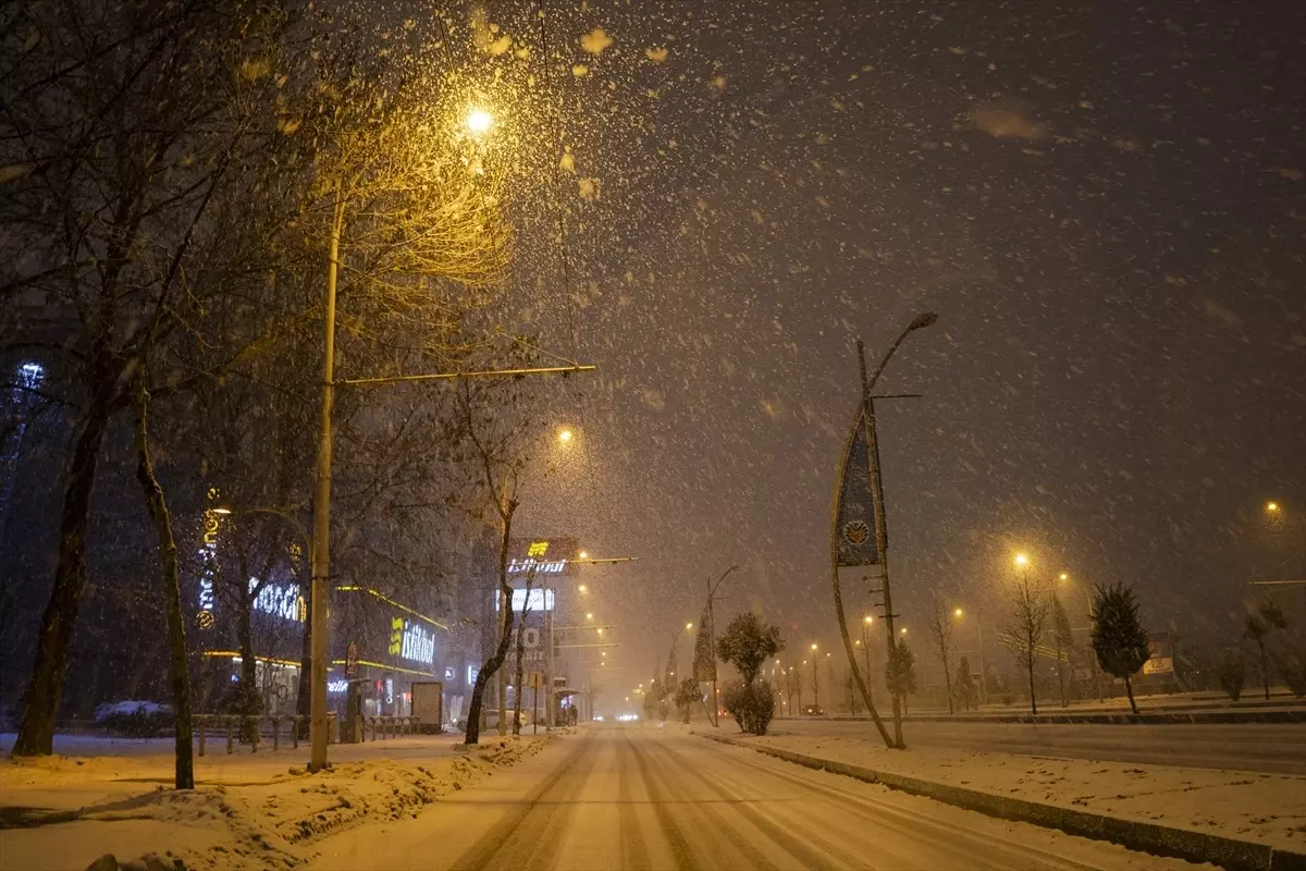 Malatya’da Yoğun Kar Yağışı Şehir Sokaklarını Beyaza Döndürdü