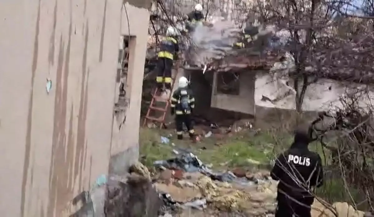 Eskişehir'de Terk Edilmiş Evde Çıkan Yangın Muhtarın Tepkisini Çekti