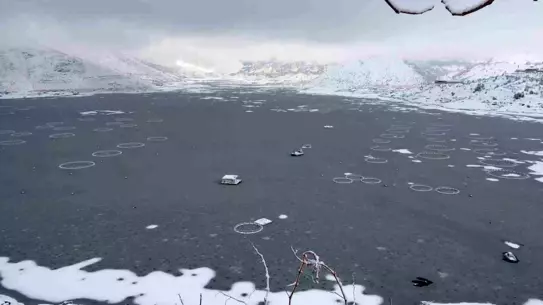 Çat Barajı buzlu yüzeyi