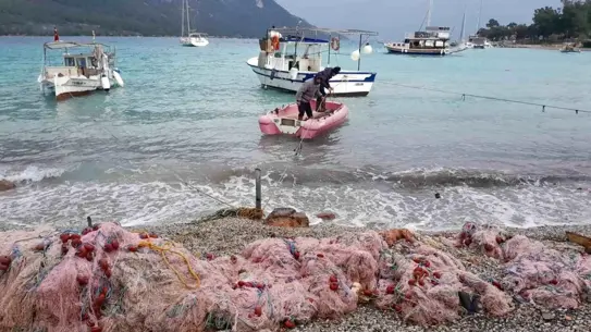 Kadın balıkçılar deniz kenarında