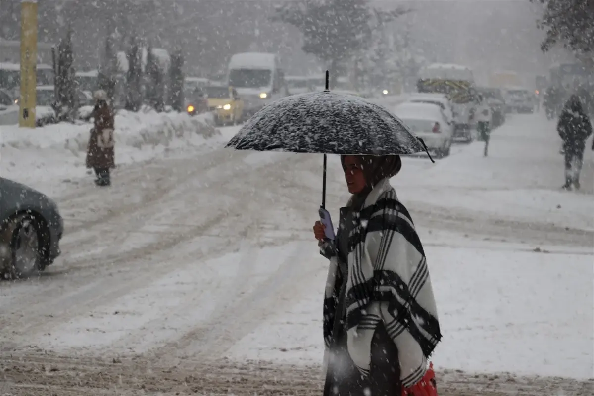 Ağrı’da Şiddetli Kar Yağışı Şehir Hayatını Duraklatıyor