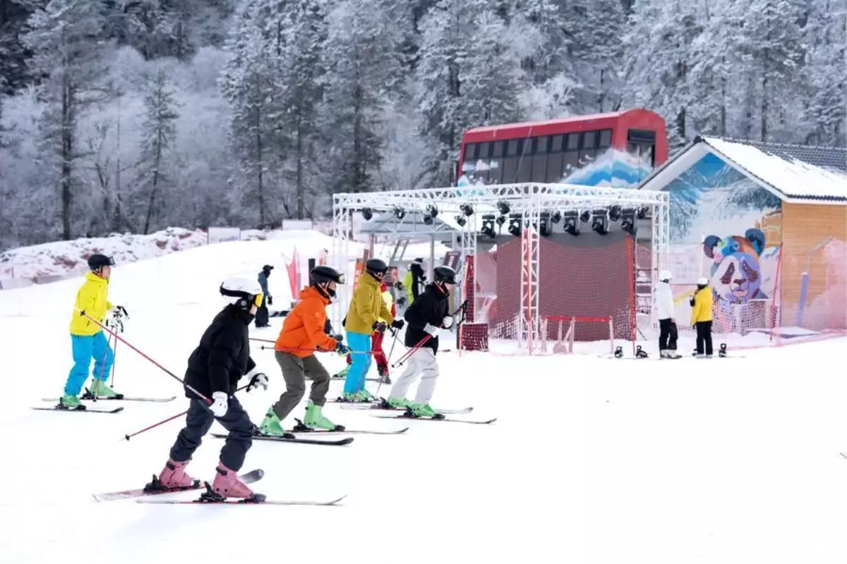 Sichuan’da Kış Turizmi: Karla Kaplı Dağlar Yeni Tatil Rotası Oluyor