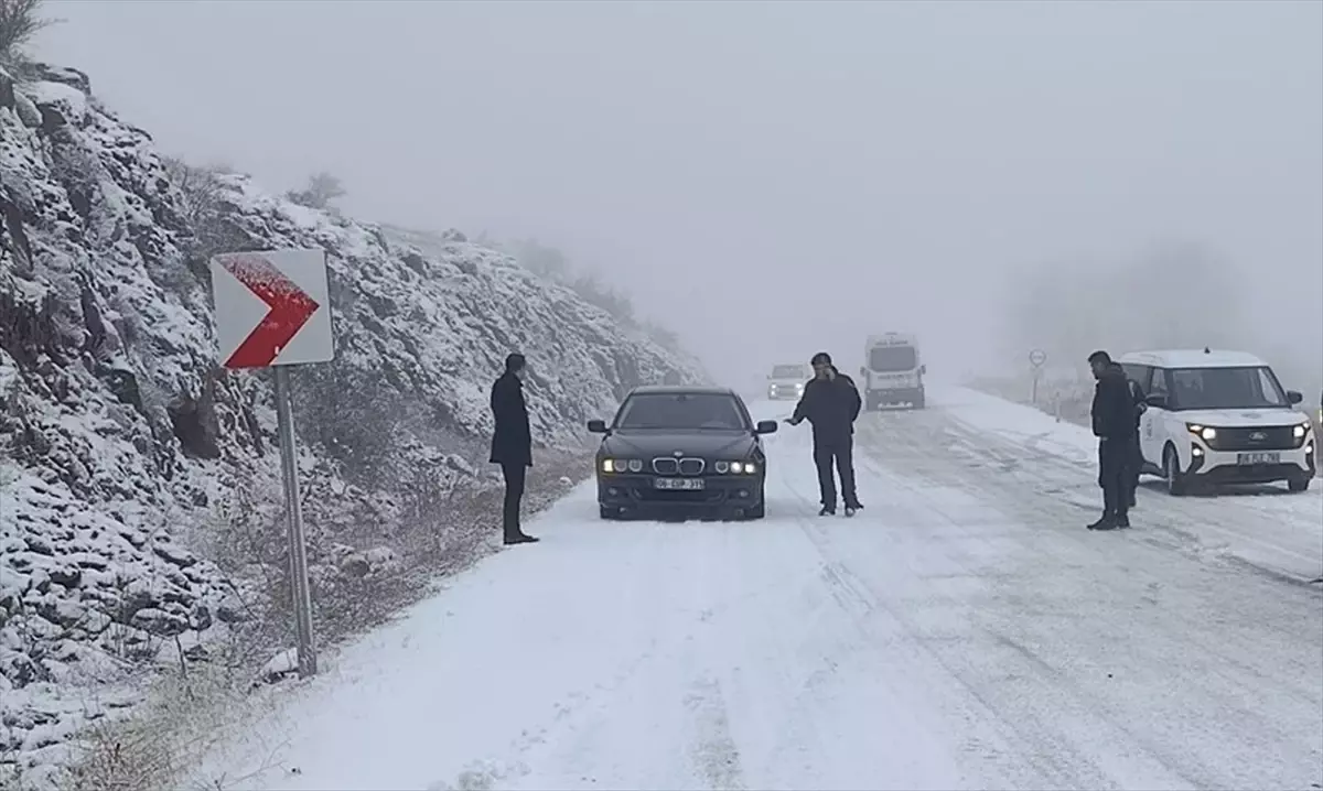 Güdül'de Şiddetli Kar Yağışı Trafiği Felçledi, Ekipler Müdahalede