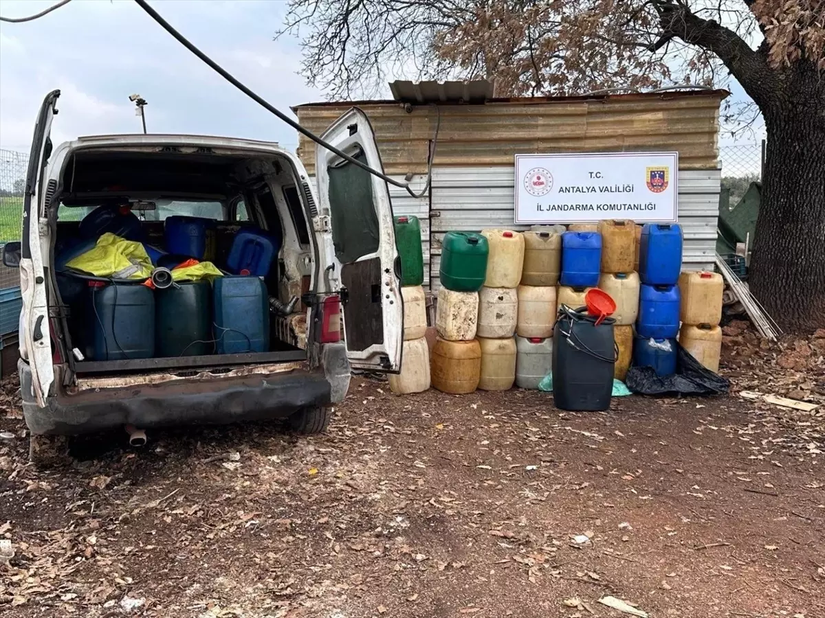 Antalya Kepez'te 2.350 Litre Kaçak Akaryakıt ve Ruhsatsız Tabanca Ele Geçirildi