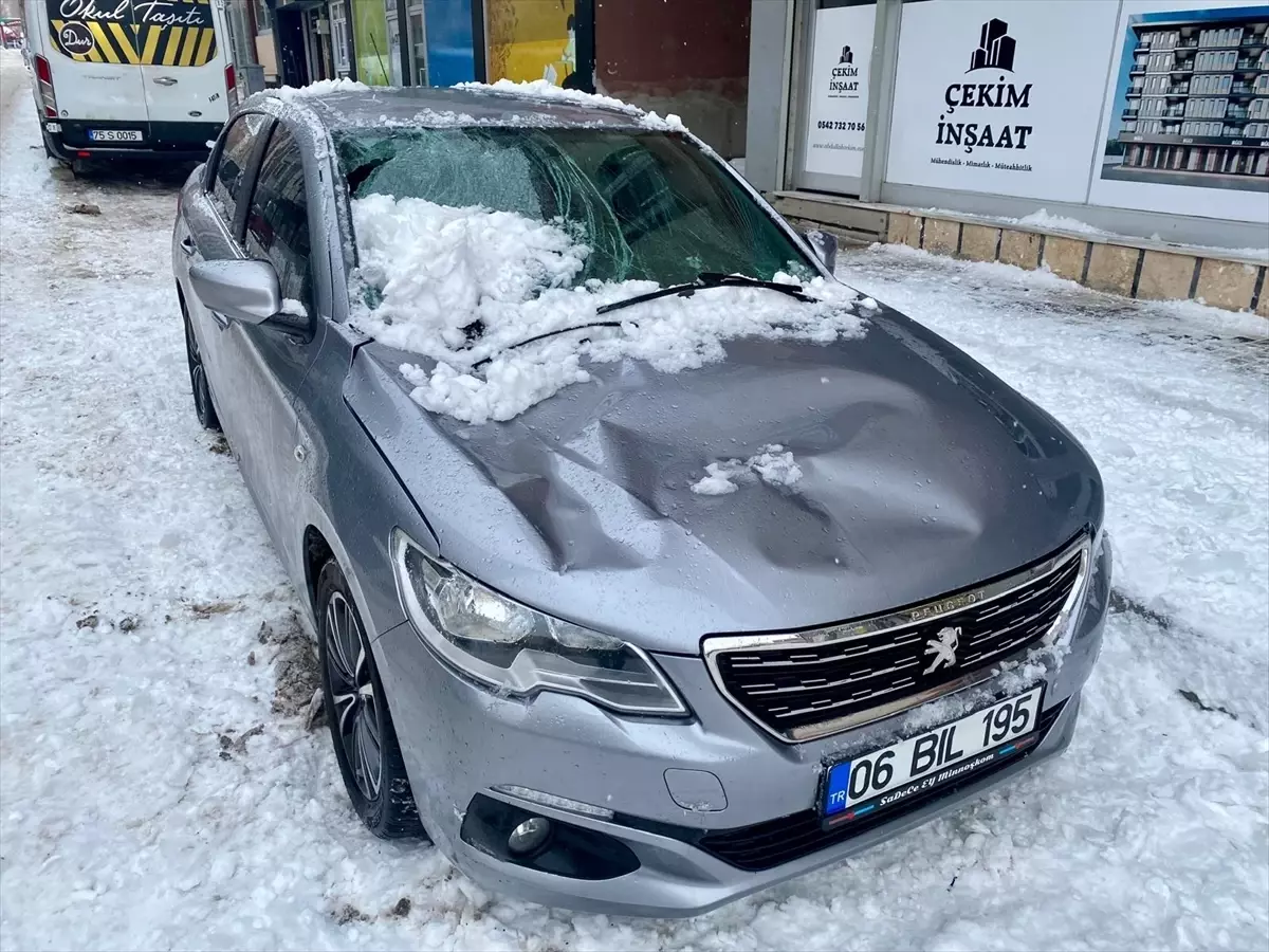 Ardahan’da Çatıdan Düşen Kar ve Buz Araçları Hasara Yol Açtı