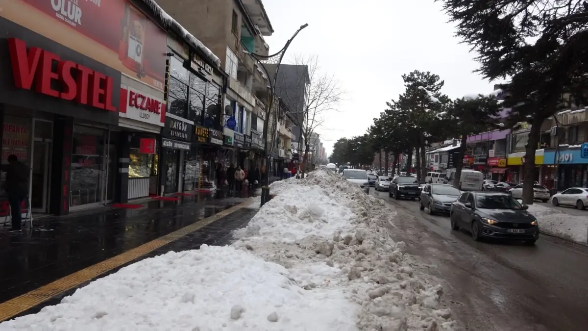 Tatvan’da Çatıdan Düşen Kar Kütlesi Yol Açtı: Esnaf Önlemlerini Artırdı