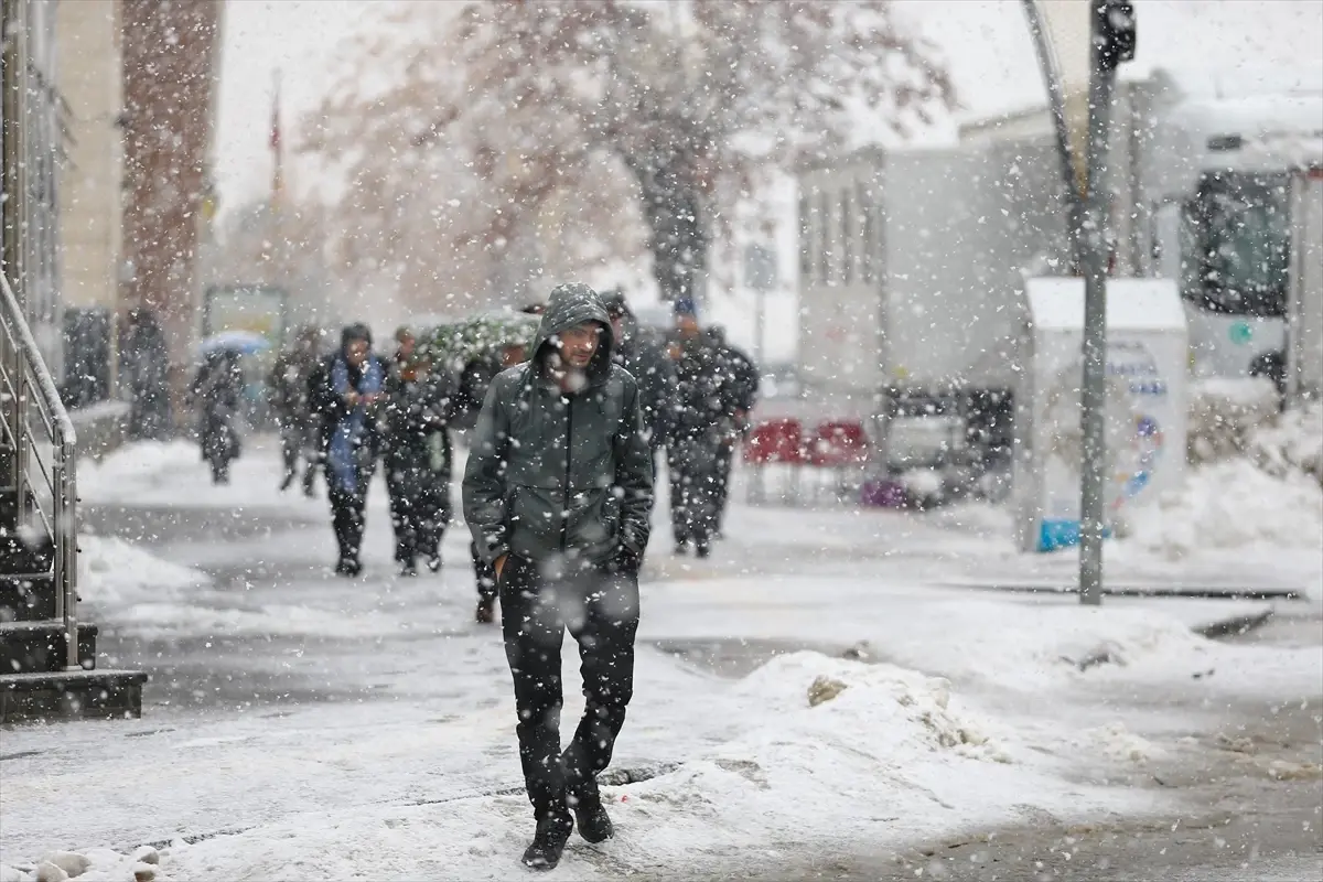 Bingöl'de Yoğun Kar Yağışı Okulları Etkiliyor