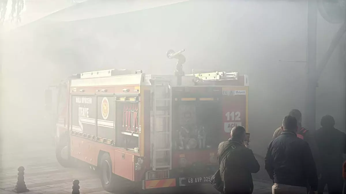Bodrum'da Giyim Mağazası Geri Dönüşüm Deposu Yangını Kontrol Altına Alındı