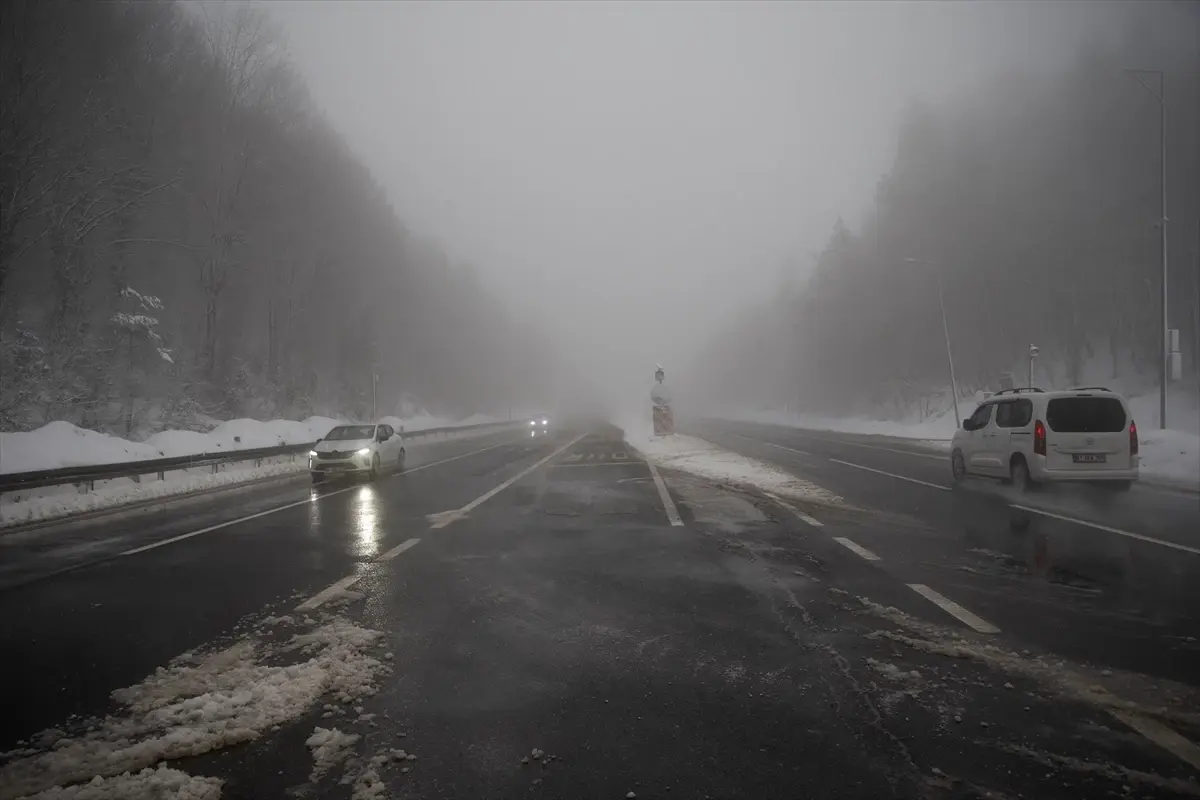 Bolu Dağı'nda Yoğun Kar ve Sis Şartları Sürücüleri Uyarıyor