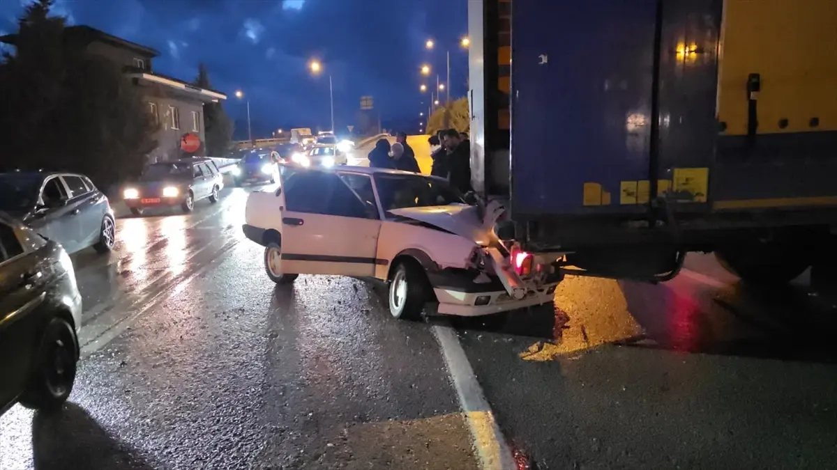 Bursa İnegöl'de 18 Yaşındaki Sürücüye Çarpan Tır Kazası: 1 Yaralı