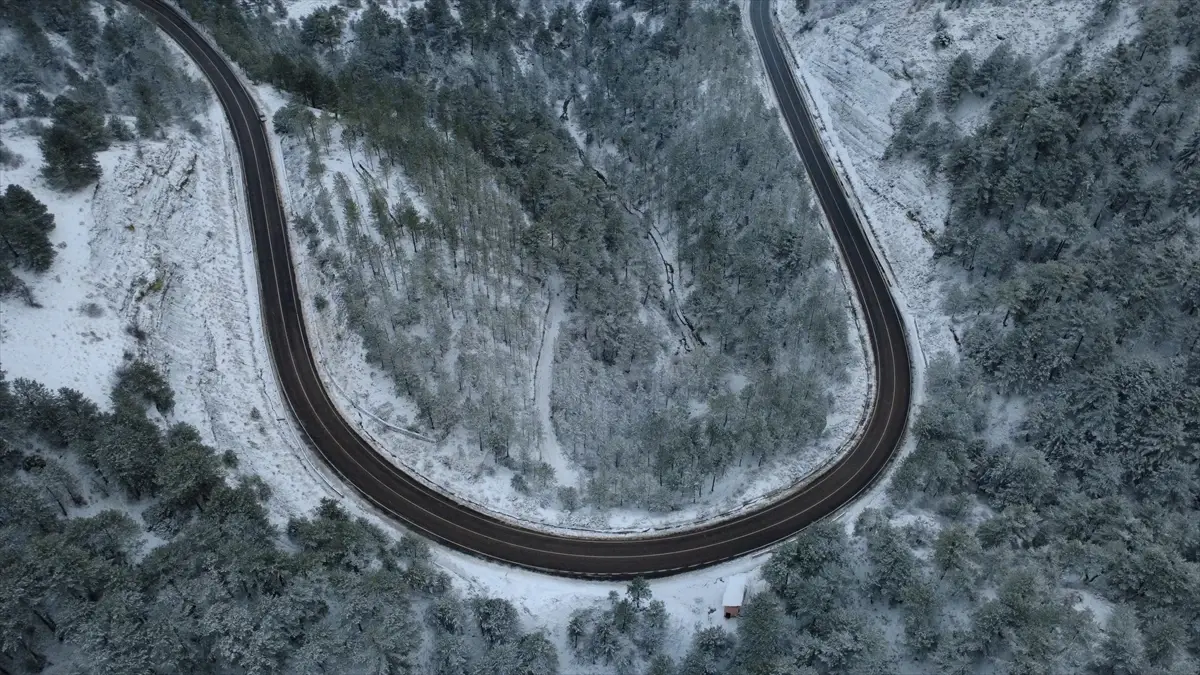 Demirci'de Kar Yağışı Şehrin Manzarasını Beyaza Döndürdü