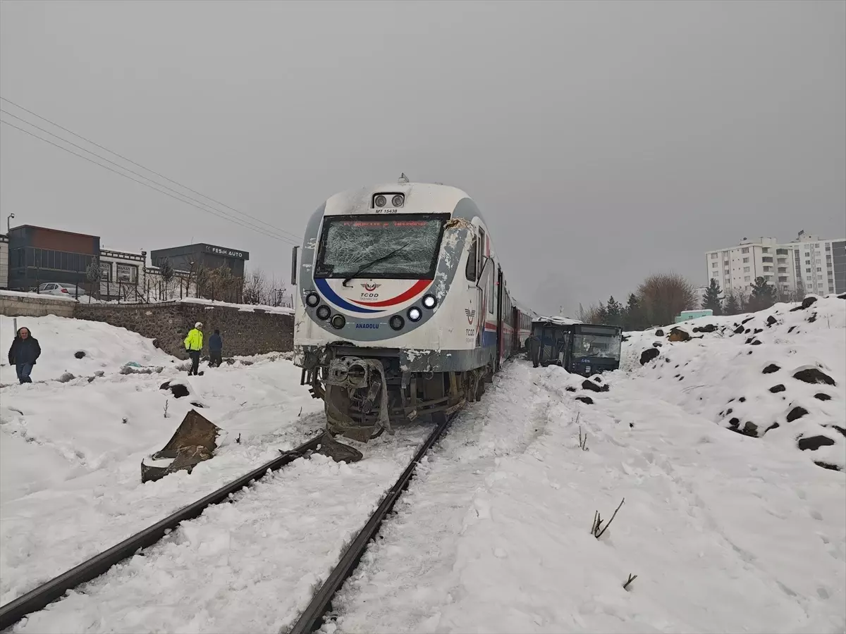 Diyarbakır'da Hemzemin Geçitte Otobüs ve Tren Çarpıştı, Sürücü Hastaneye Kaldırıldı