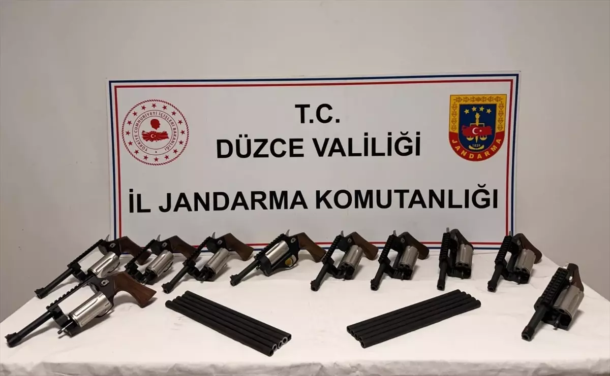 Düzce'de Silah Kaçakçılığı Operasyonu: 2 Şüpheli Gözaltında, 10 El Yapımı Tabanca Ele Geçirildi