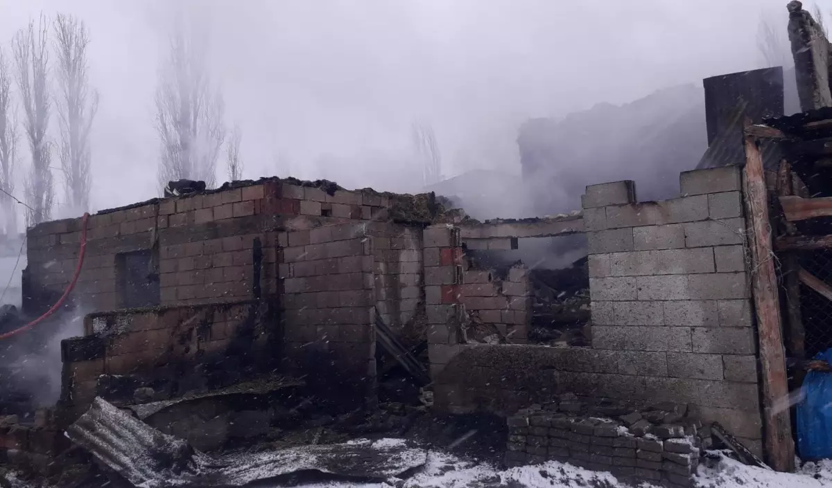 Erzurum Uzundere'de Kışın Kullanılmayan Ev ve Ahır Yangını