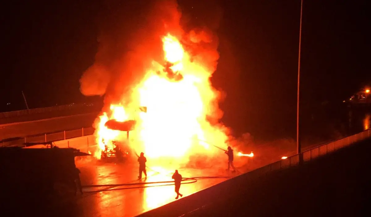 Nurdağı'nda Çocuk Bezi Yüklü TIR'ın Dorse Yangını Trafiği Durdurdu