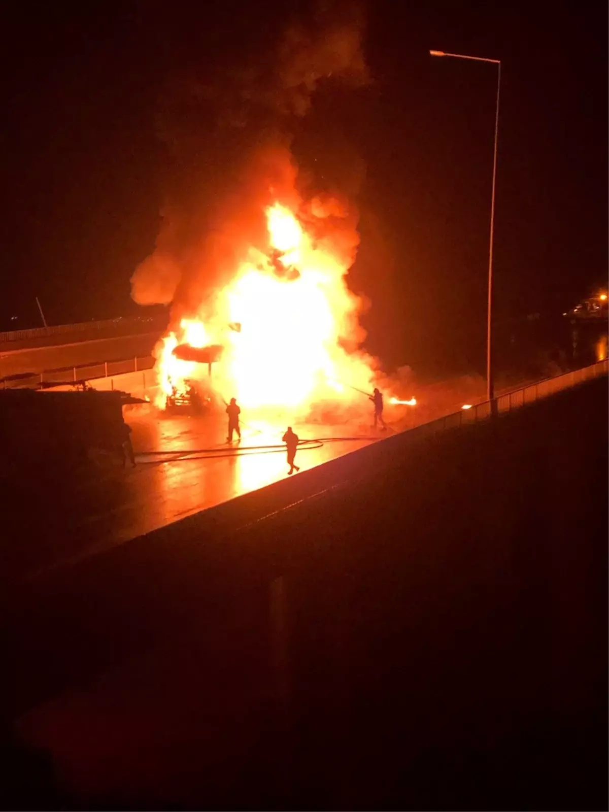 TAG Otoyolu'nda Tır Yangını: Söndürme Çalışmaları ve Trafik Kontrolü