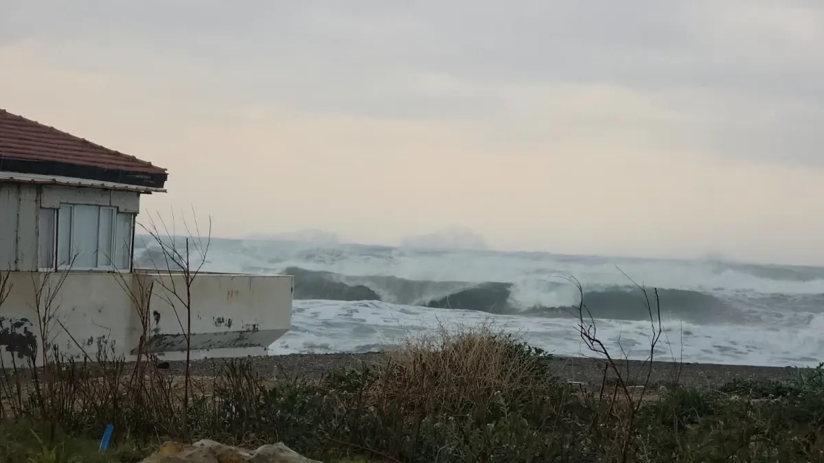 İskenderun Sahillerinde Görülen Deniz Hortumu ve Samandağ'da Oluşan Dev Dalgalar
