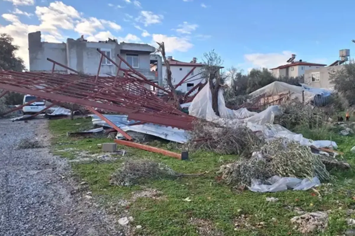 Manavgat'ta Hortum Yıkımı: Evler, Araçlar ve Seralar Büyük Zarar Gördü