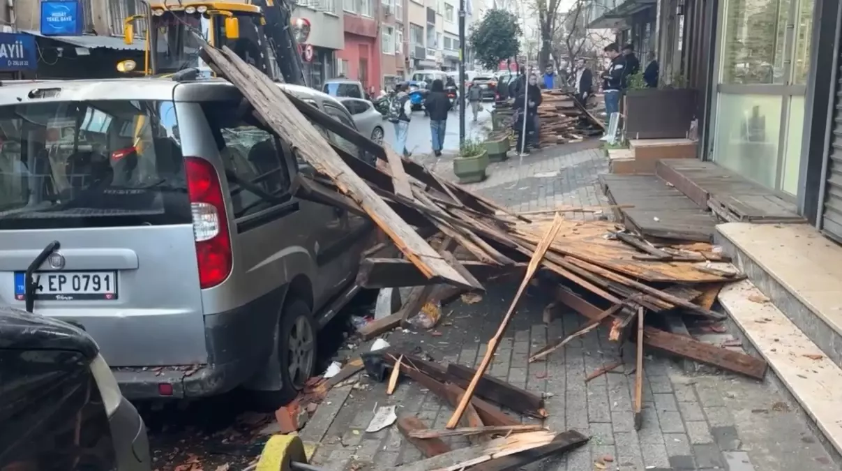 Şişli ve Beyoğlu’nda Şiddetli Fırtına Çatıları Yerinden Uçurdu