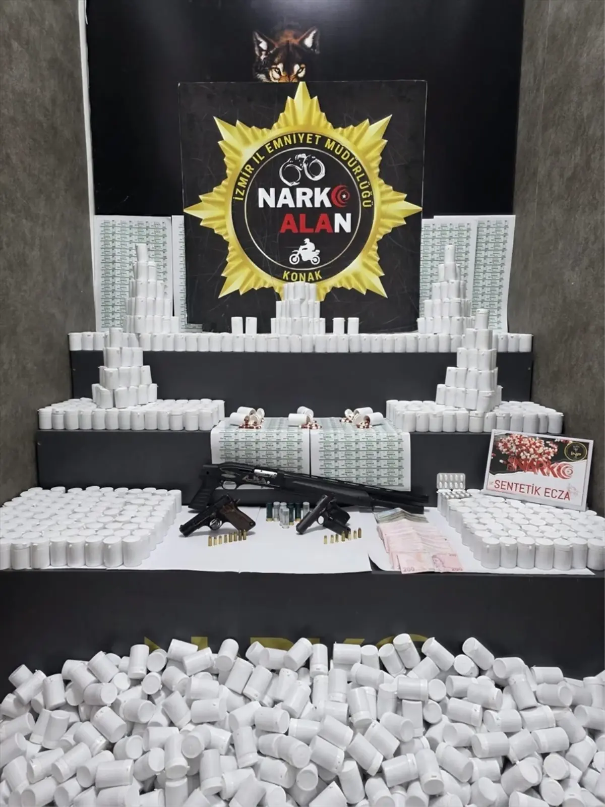 İzmir Konak’ta Büyük Uyuşturucu Operasyonu: 108 Bin 492 Sentetik Ecza Ele Geçirildi