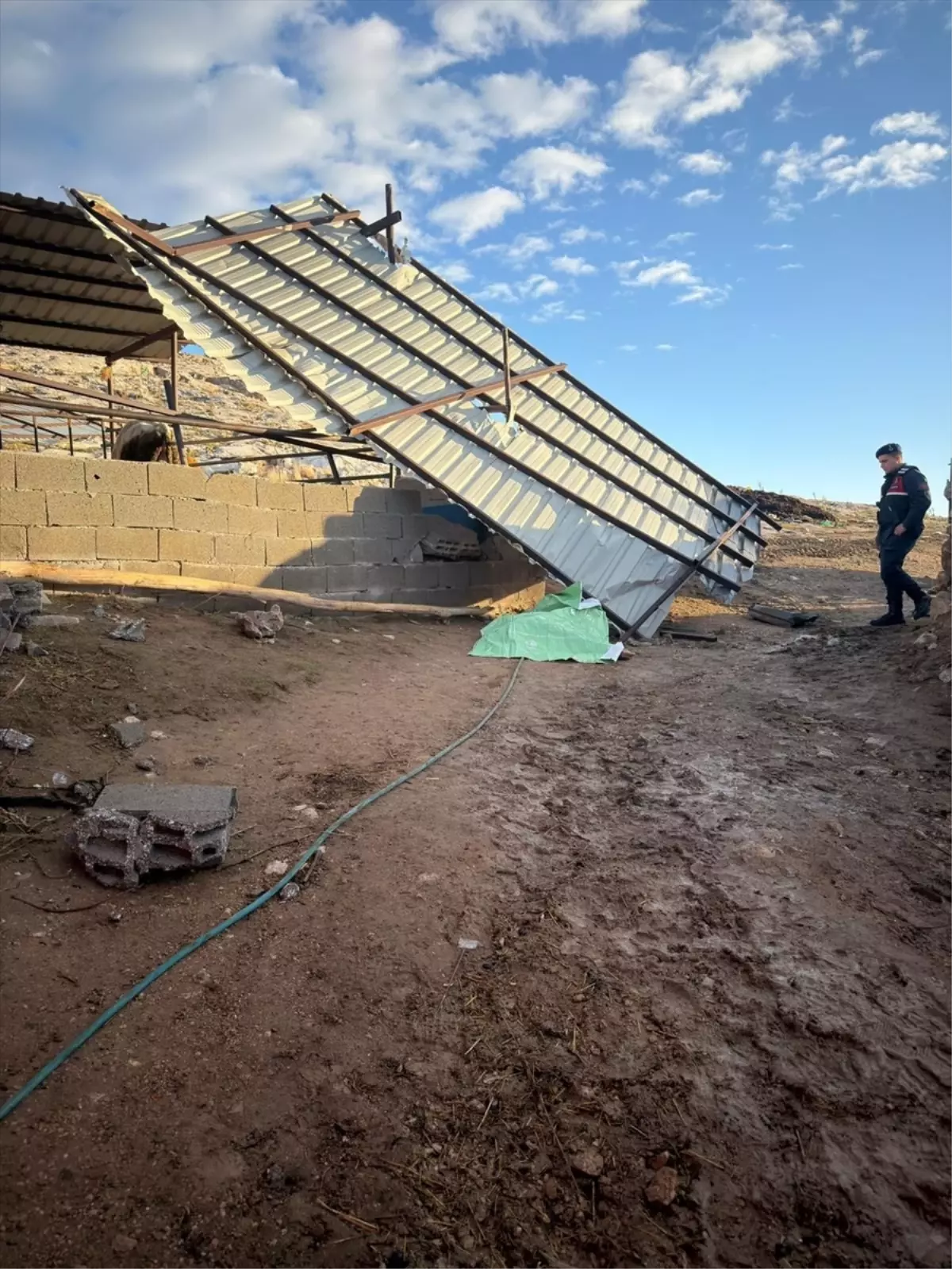 Şiddetli Rüzgar Karaman’da Ahır Çatısını Savurdu, 1 Kişi Hayatını Kaybetti